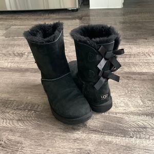 Authentic UGG Womens short black boots with bows size:6